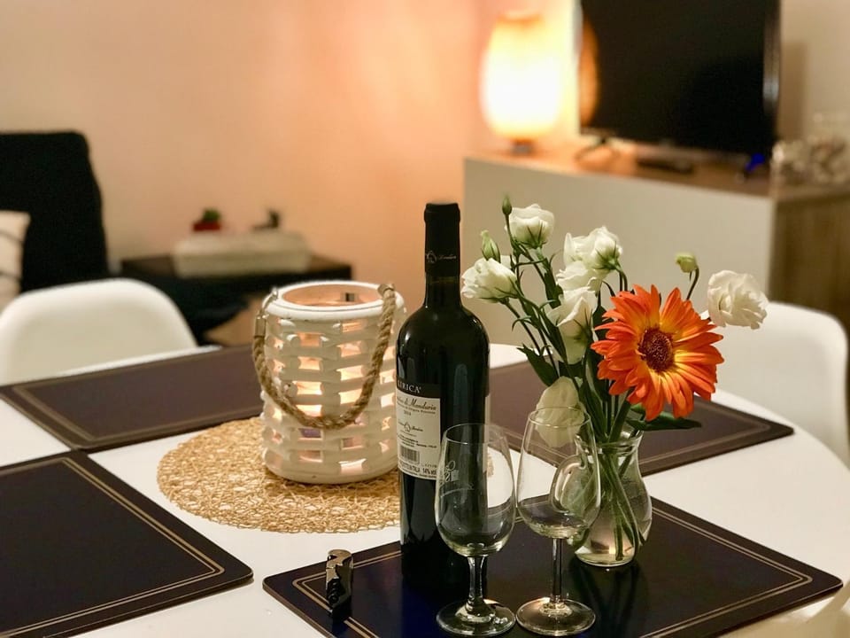 Living room, Decorative detail, Dining area, Alcoholic drinks