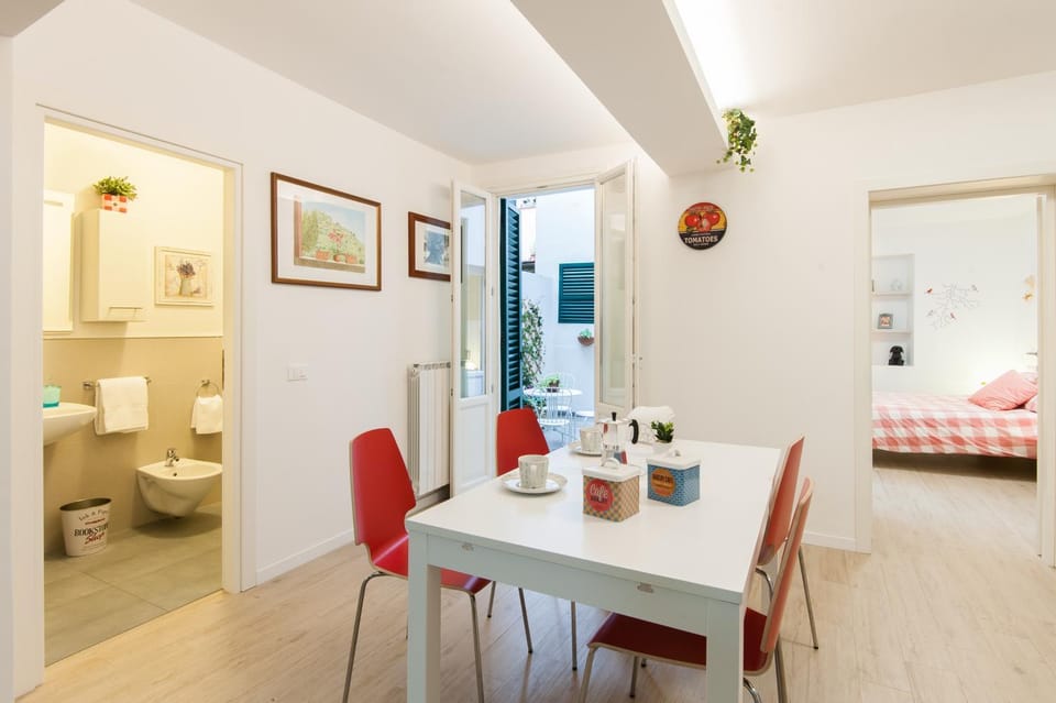 Kitchen or kitchenette, Photo of the whole room, Dining area