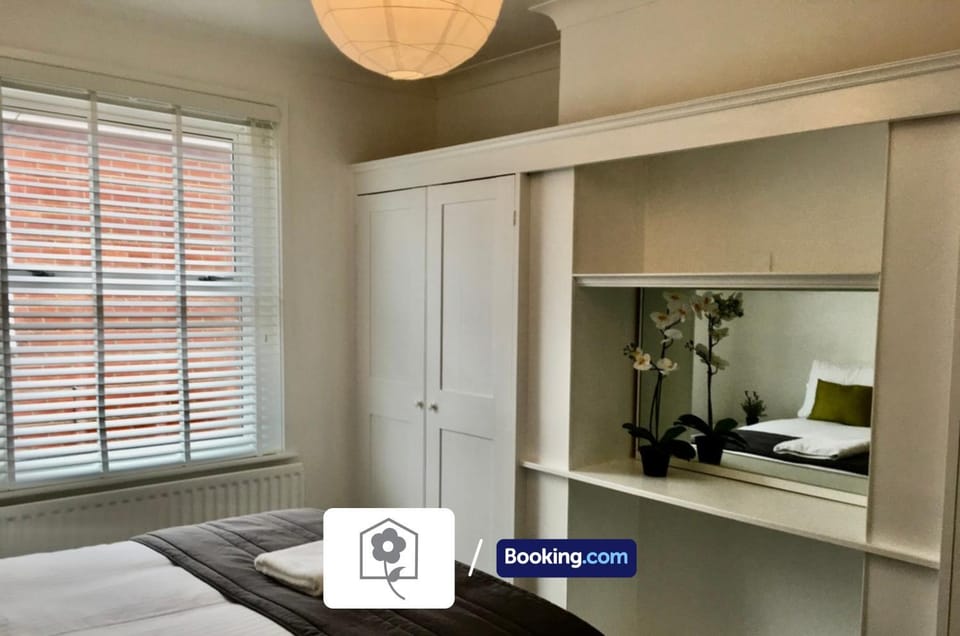 Bed, Bedroom, towels, wardrobe