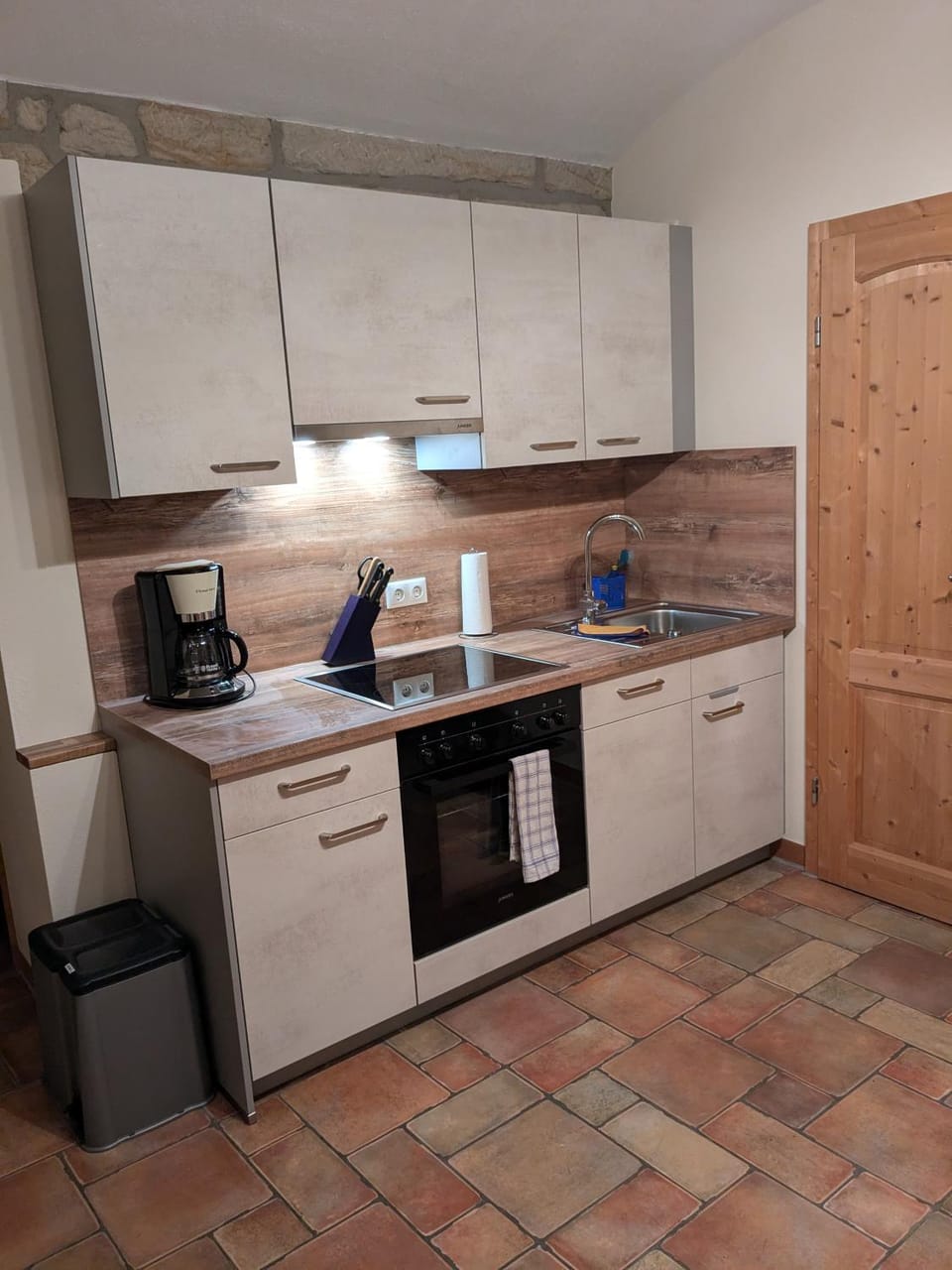 Coffee/tea facilities, Kitchen or kitchenette, dishwasher, stove, toaster