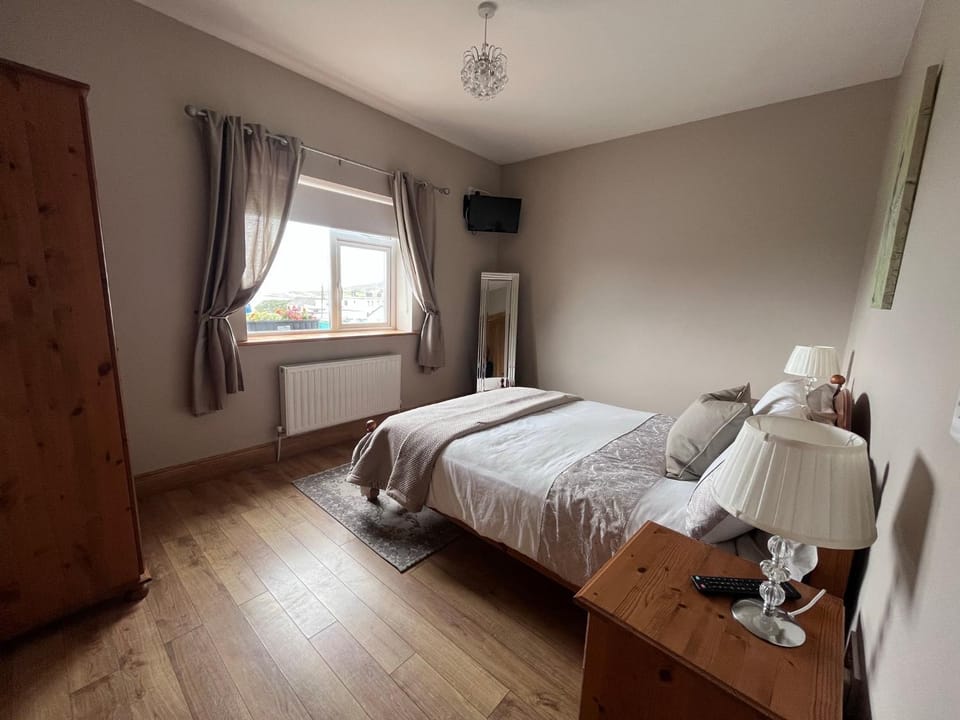 Beyond The Waters Edge Cottage House in County Mayo