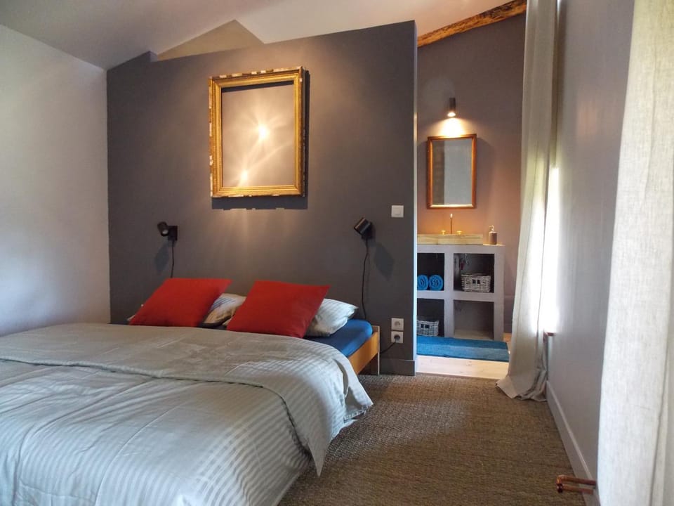 Shower, Bed, Natural landscape, View (from property/room), Other, Photo of the whole room, Bedroom, On site, Garden view, Sunset