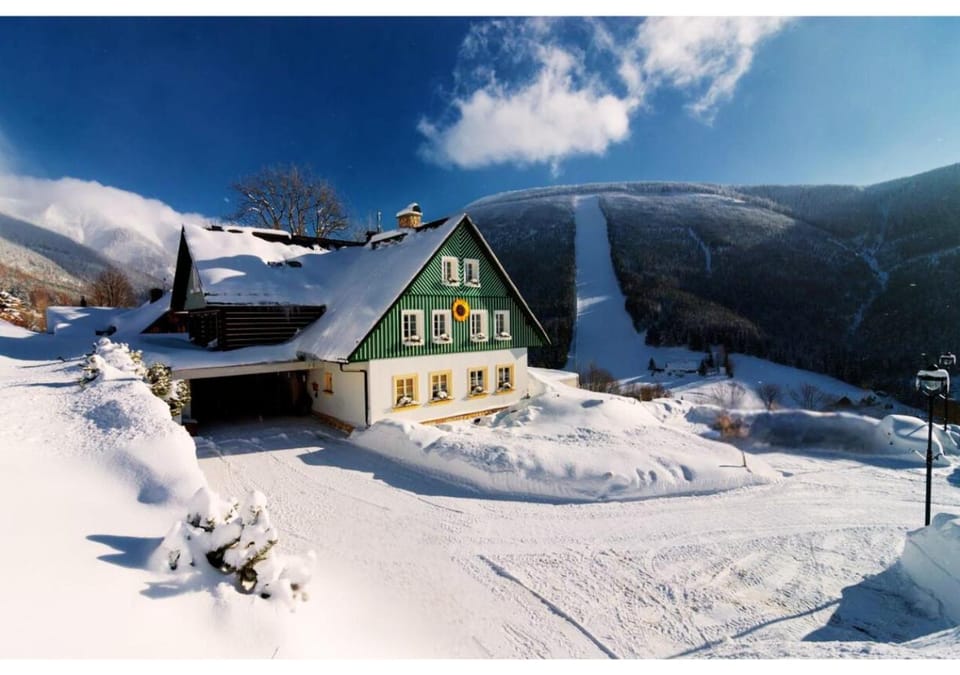 Property building, Restaurant/places to eat, Breakfast