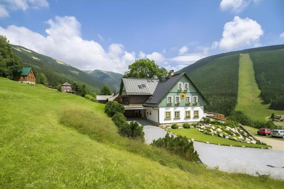 Property building, Restaurant/places to eat, Mountain view, Breakfast