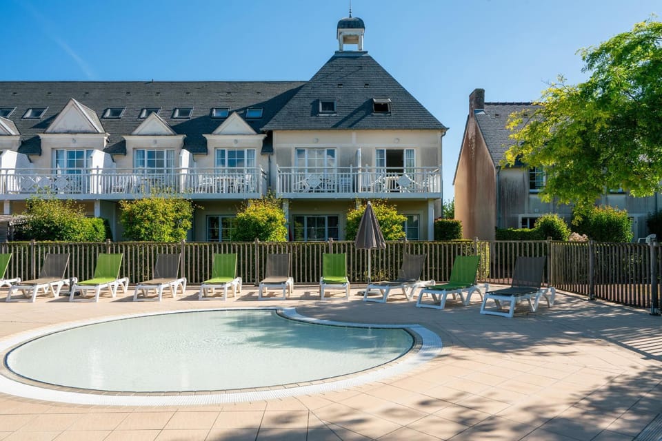 Day, Pool view, Swimming pool, sunbed