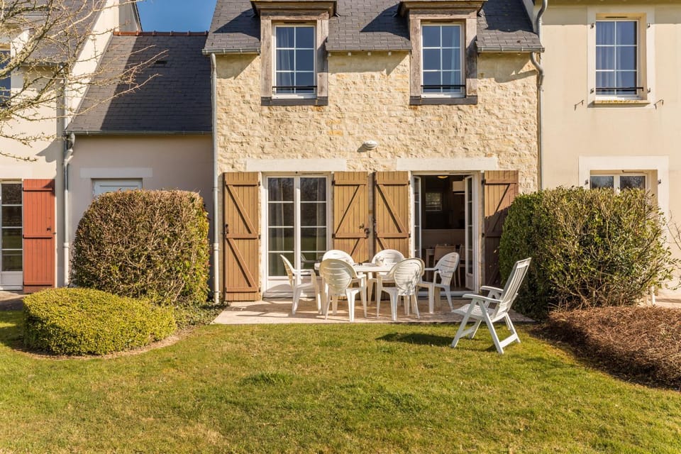 Property building, Patio, Day