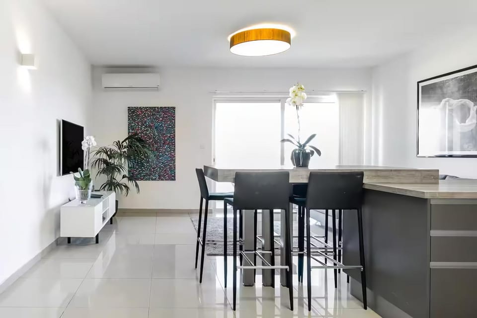 Photo of the whole room, Dining area