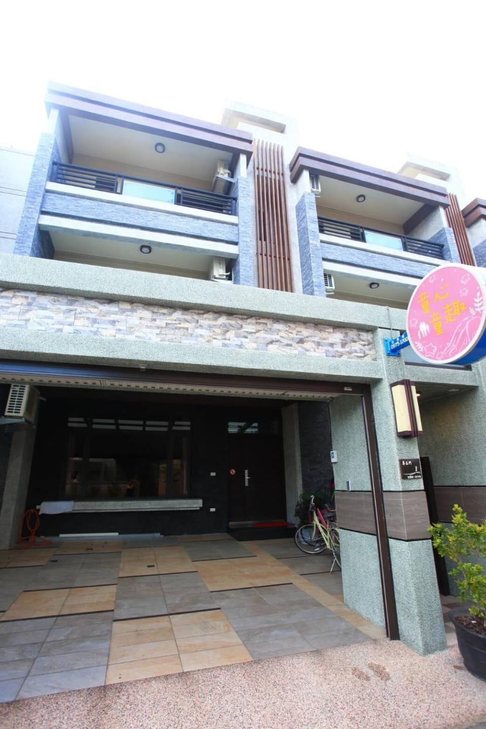 Facade/entrance