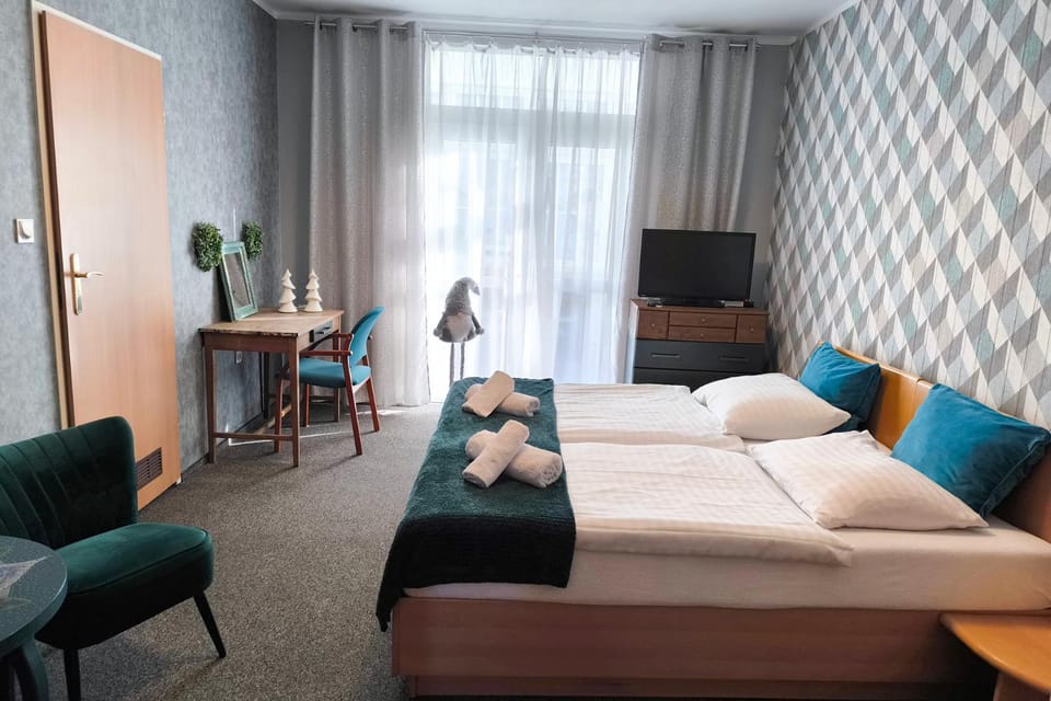 Bed, TV and multimedia, Photo of the whole room, Bedroom