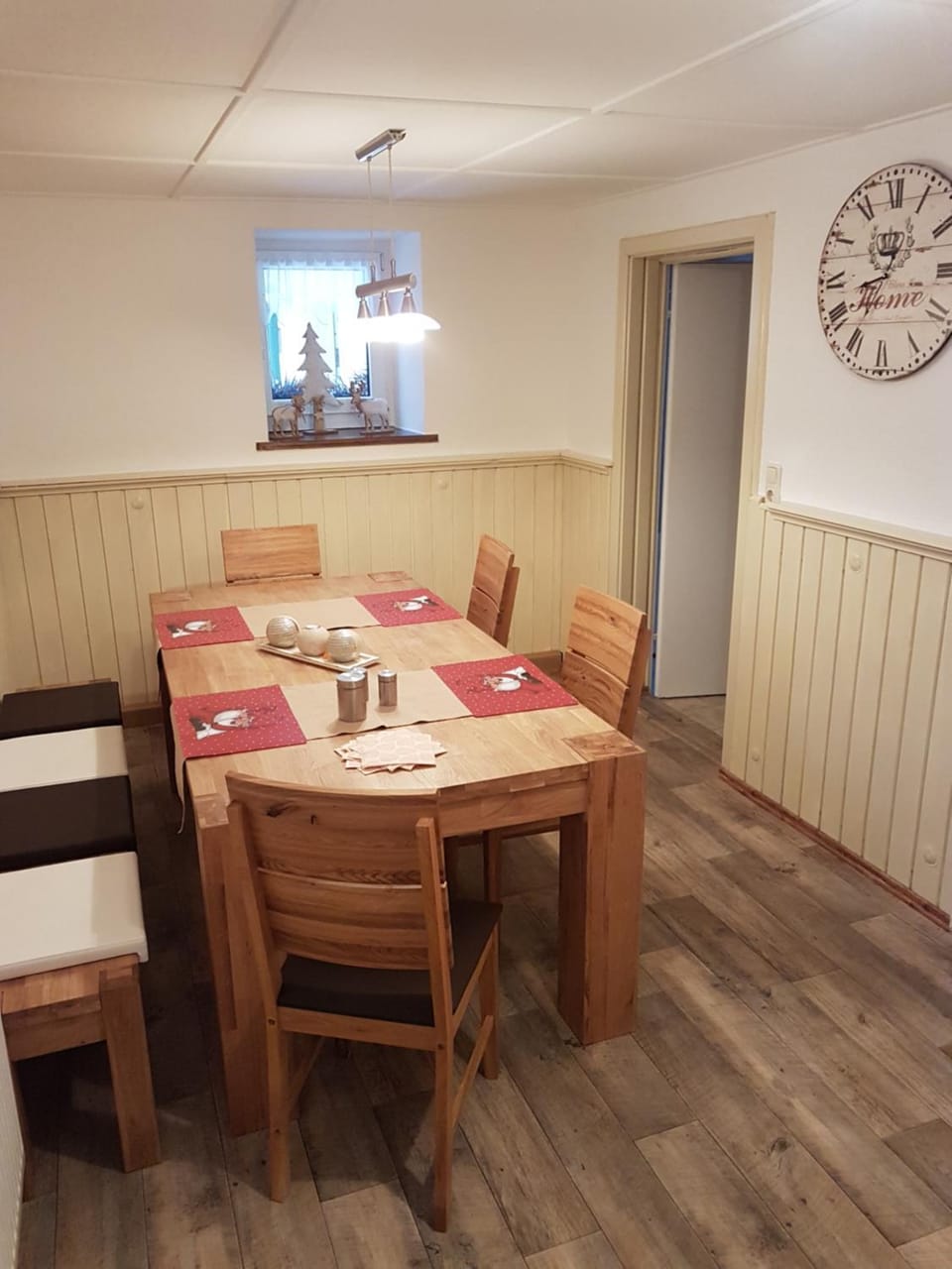Photo of the whole room, Decorative detail, Seating area, Dining area