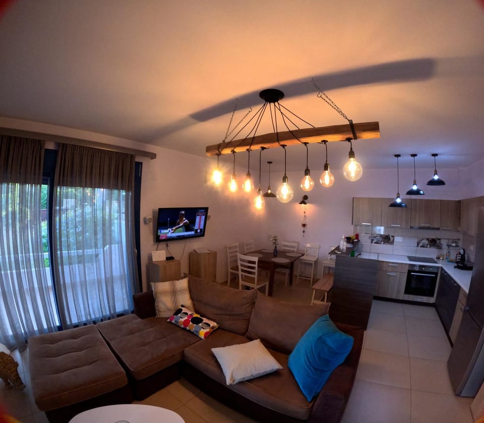 TV and multimedia, Kitchen or kitchenette, Seating area, Dining area, stove