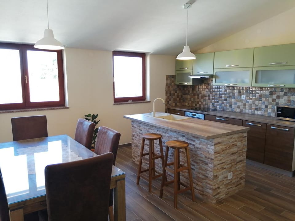 Kitchen or kitchenette, Dining area