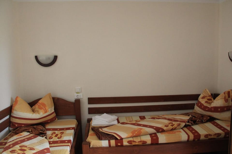Photo of the whole room, Bedroom, towels