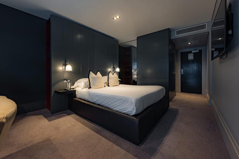 Bed, TV and multimedia, Photo of the whole room, Bedroom