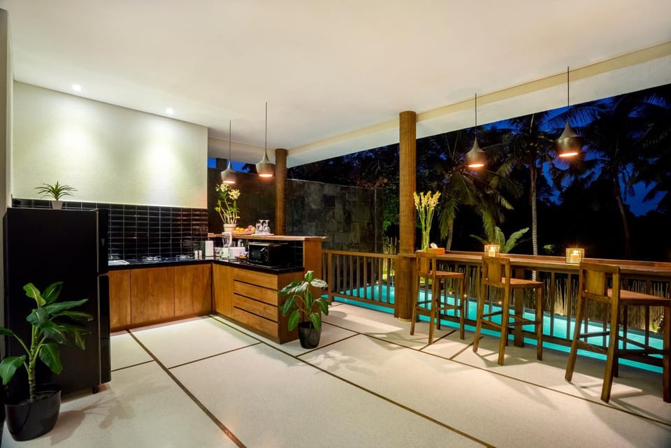 Kitchen or kitchenette, Seating area, Dining area, Communal kitchen