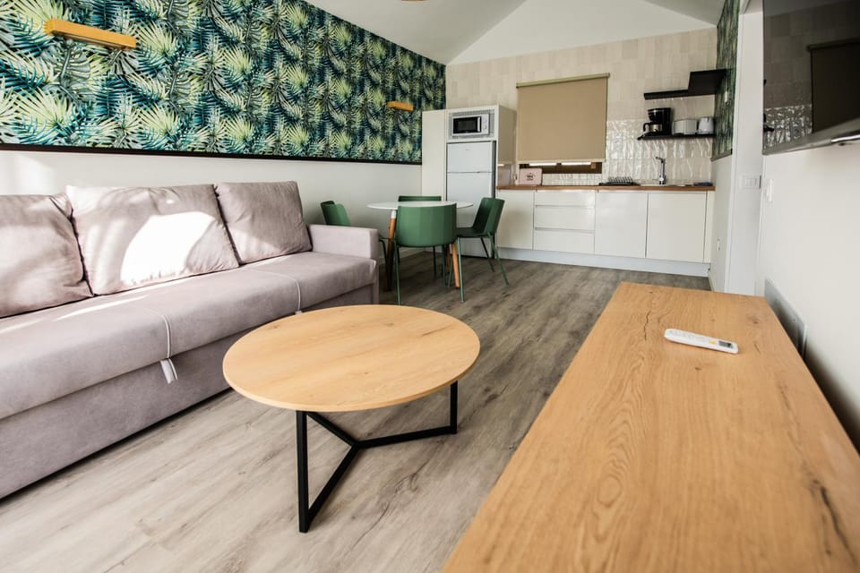 Kitchen or kitchenette, Living room, Seating area, Dining area, minibar, oven