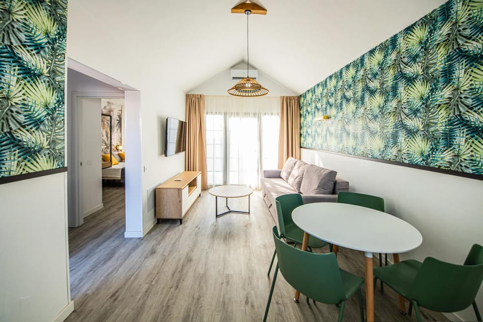 Bed, TV and multimedia, Living room, Photo of the whole room, Seating area, Dining area, Bedroom
