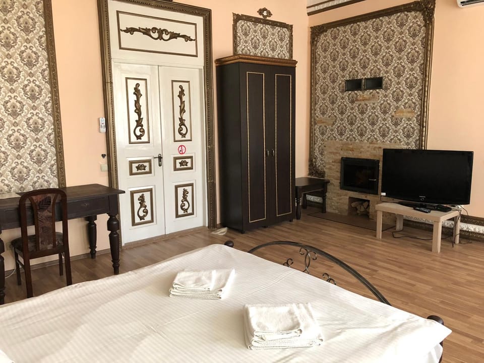 Bed, TV and multimedia, Photo of the whole room, wardrobe, air conditioner