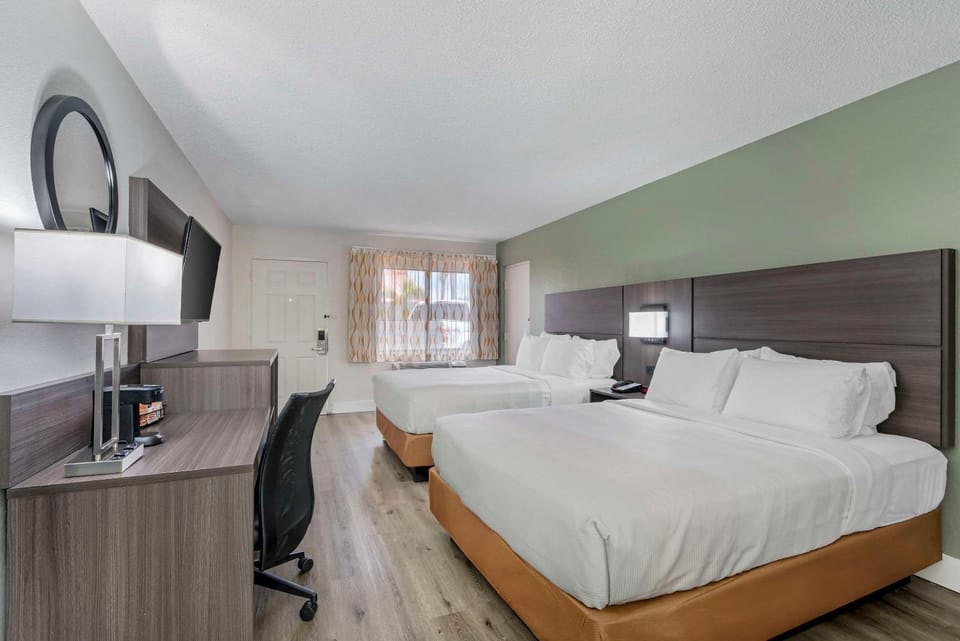 Bed, TV and multimedia, Photo of the whole room, Bedroom, hair dresser