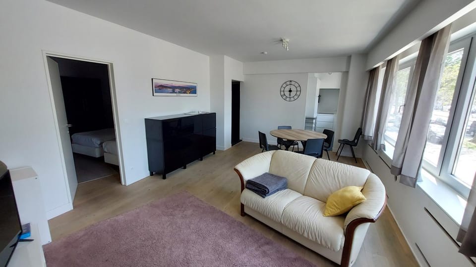 Photo of the whole room, Seating area