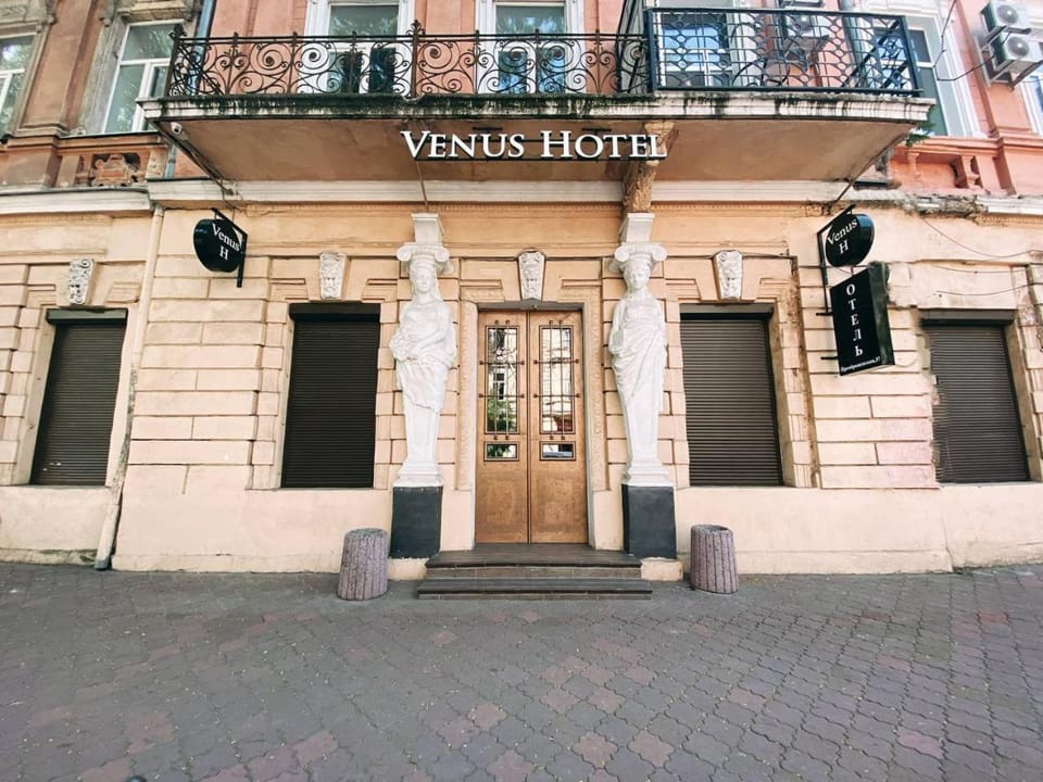 Facade/entrance