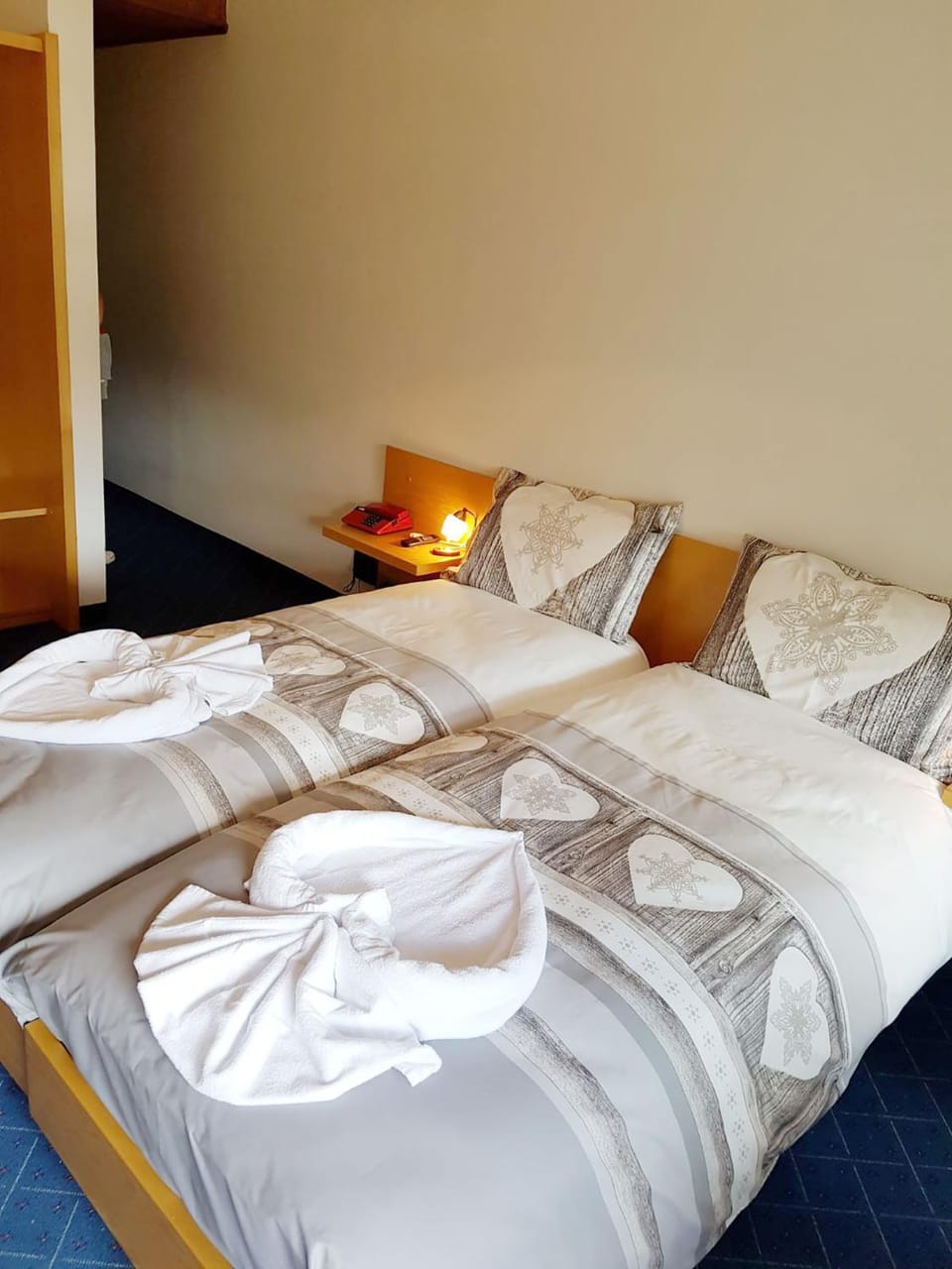 Bed, Bedroom, City view, Mountain view, Street view