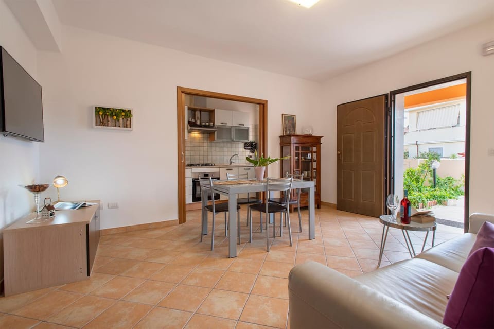 Seating area, Dining area