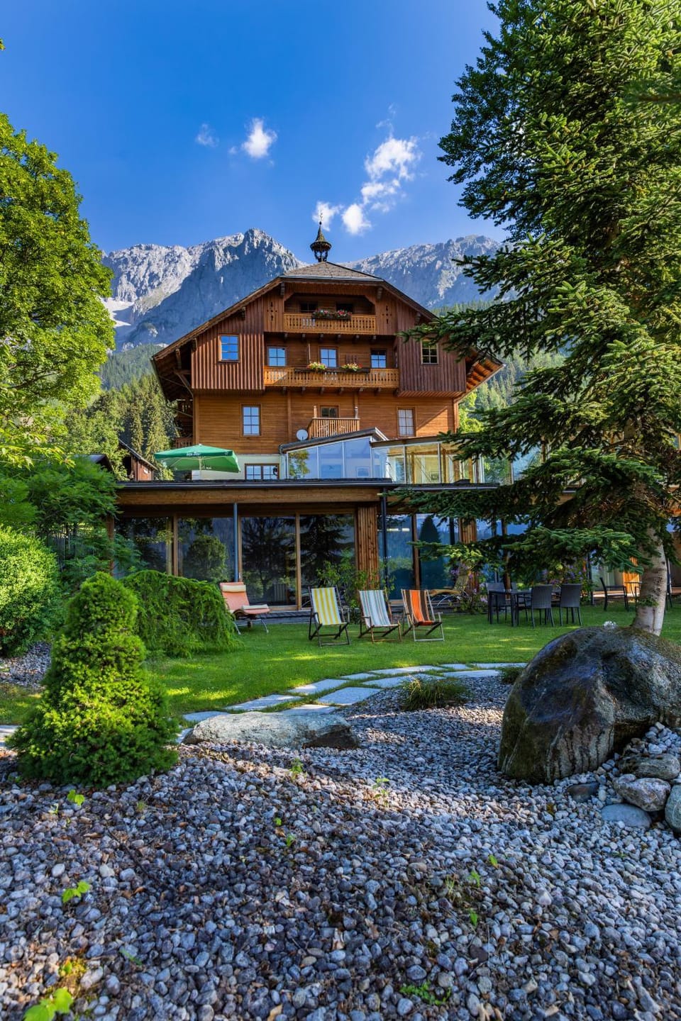 Property building, Natural landscape, Garden, Spa and wellness centre/facilities, Garden view, Mountain view