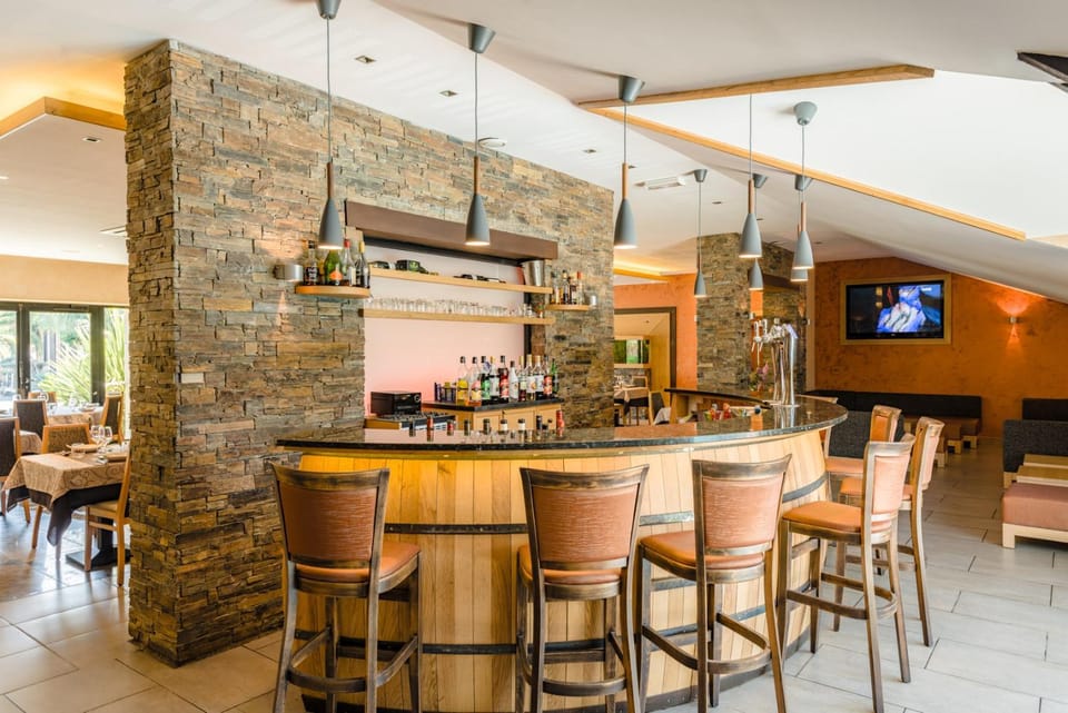 TV and multimedia, Lounge or bar, Food and drinks, Drinks