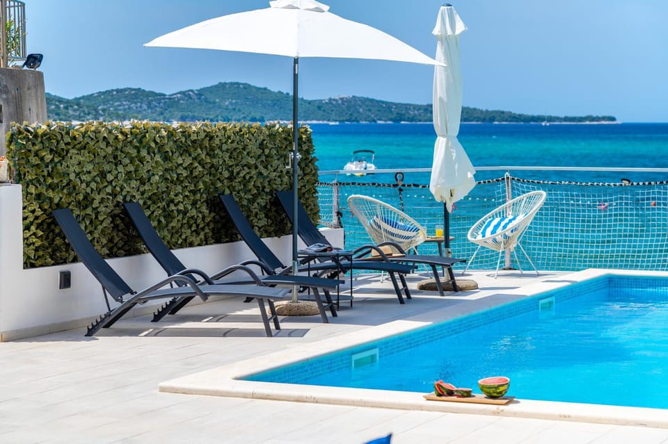 Sea view, Swimming pool, sunbed