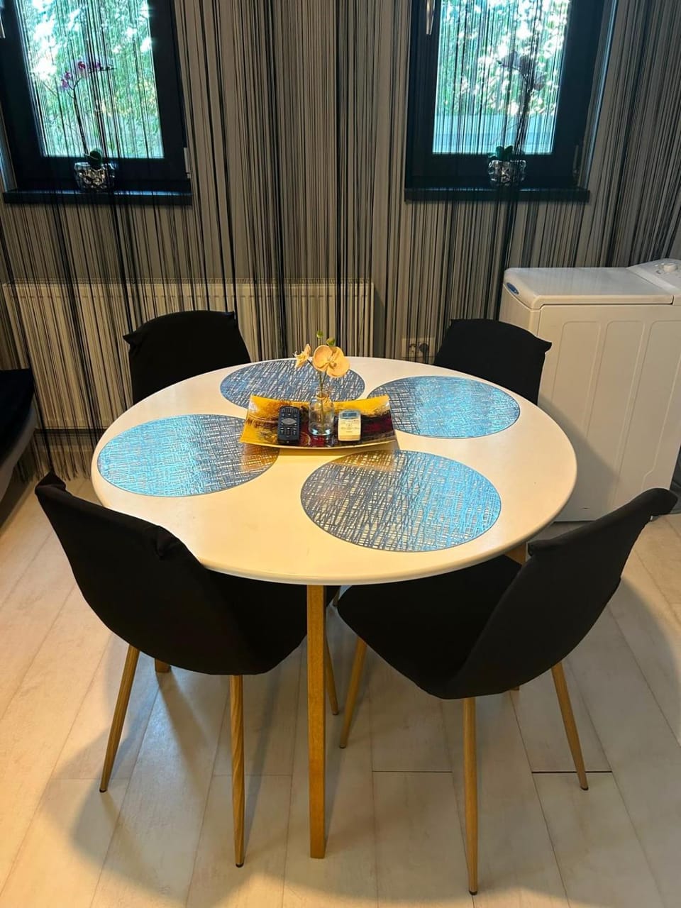Seating area, Dining area