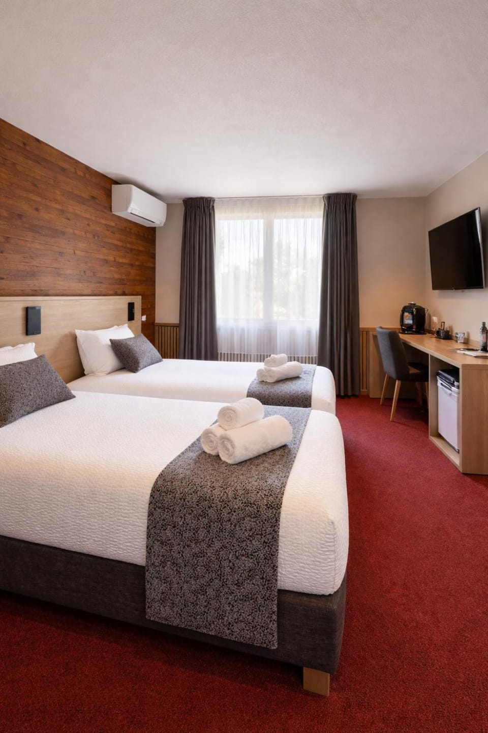 Bed, Photo of the whole room, towels, air conditioner
