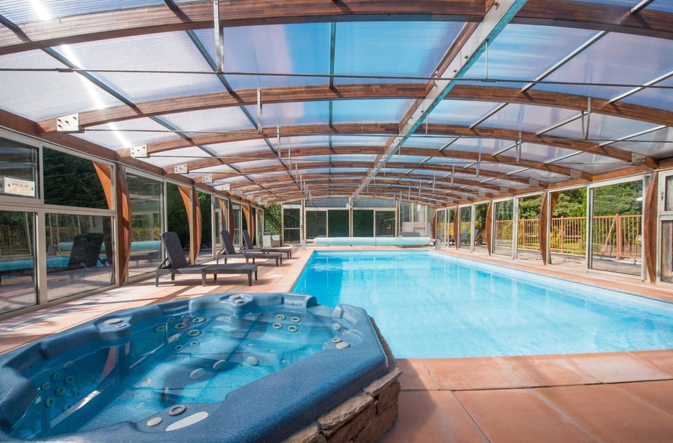 Swimming pool, sunbed