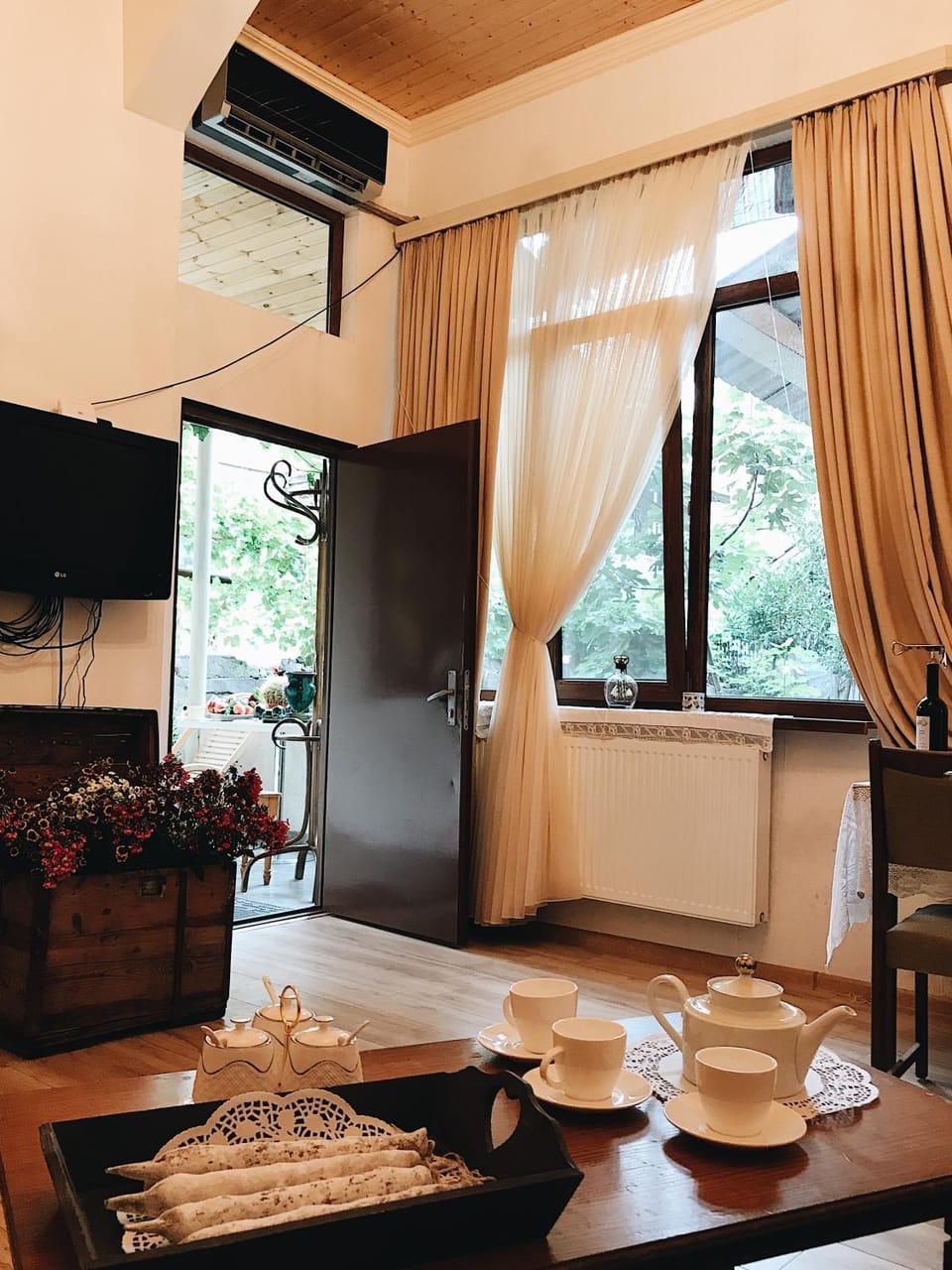 Living room, Food and drinks, Seating area, Dining area, Meals