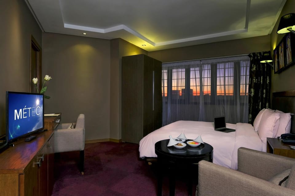 Bedroom, City view, City view