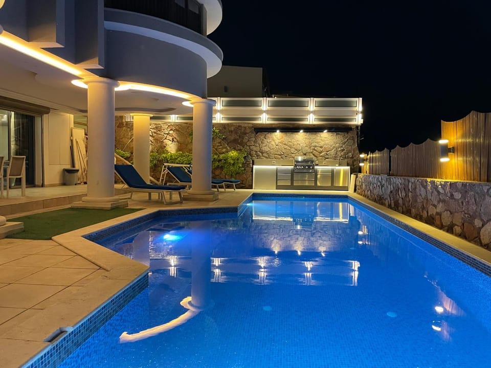 Luxury Suite by the pool Bed and Breakfast in Eilat