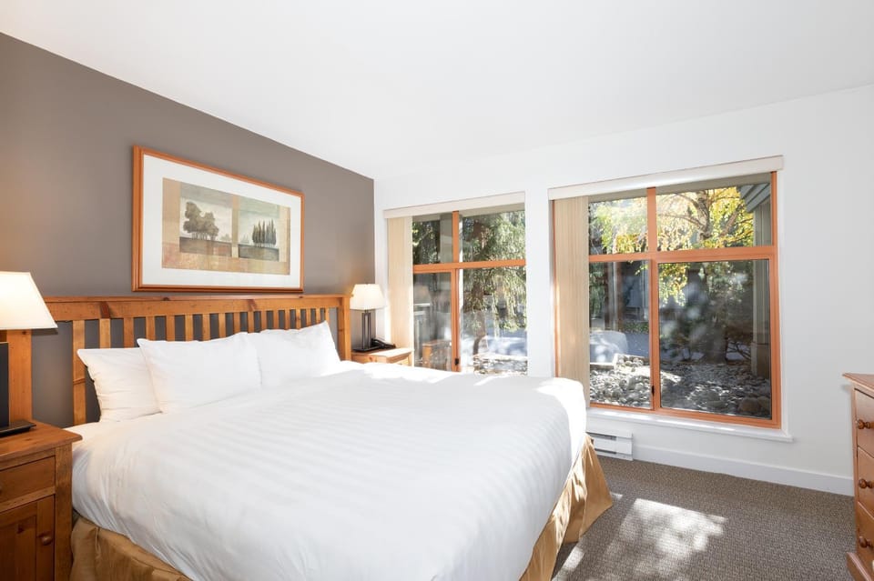 Bed, TV and multimedia, Bedroom