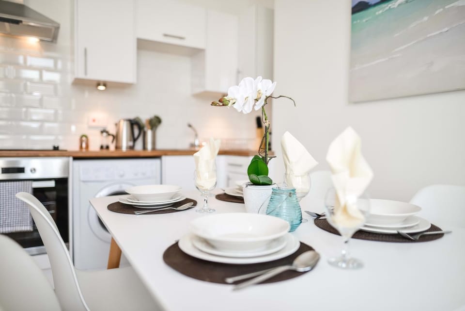 Coffee/tea facilities, Kitchen or kitchenette, Living room, Dining area