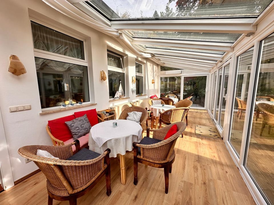 Balcony/Terrace, Balcony/Terrace, Banquet/Function facilities, Seating area, Dining area