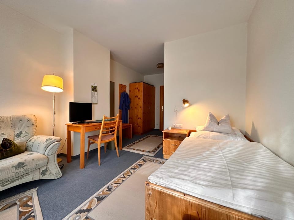 Bed, Photo of the whole room, Dining area