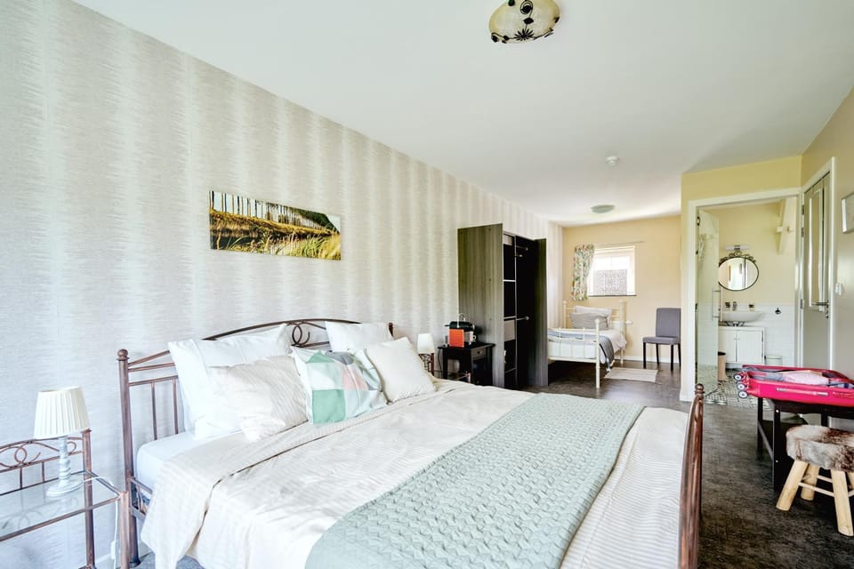 Bed, Photo of the whole room, Bedroom