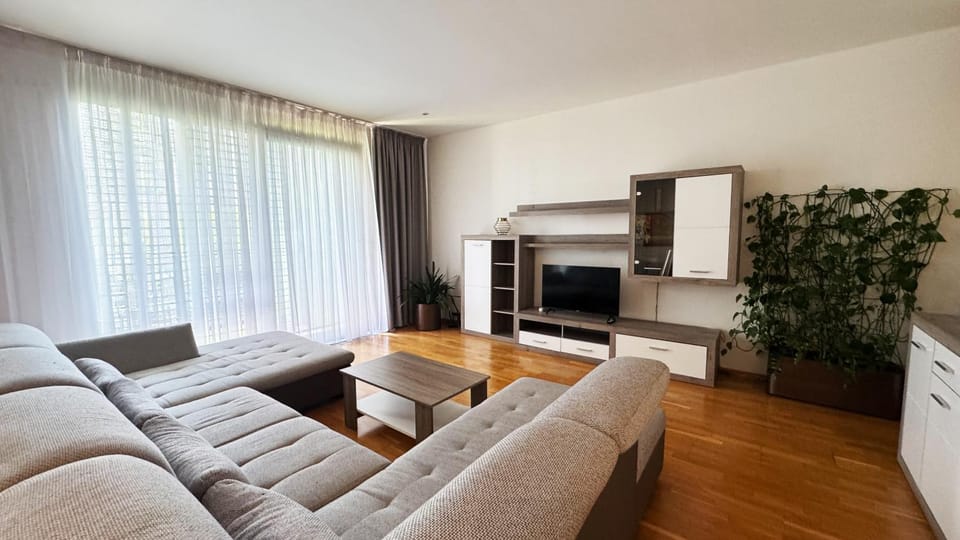 Spacious 130 m2 Apartment Near Center 2 Free Parking Apartment in Prague