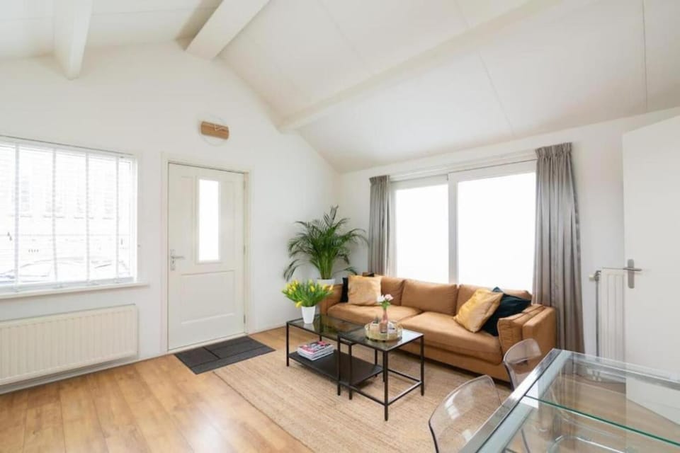 Living room, Seating area, internet
