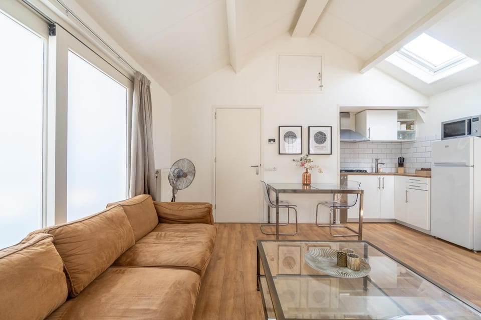 Kitchen or kitchenette, Living room, Seating area, Dining area, oven, stove