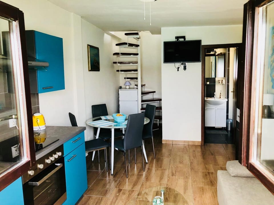 TV and multimedia, Kitchen or kitchenette, Living room, Seating area, Dining area