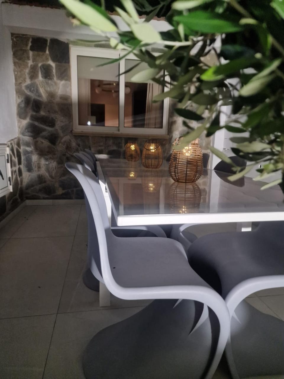 Night, Dining area