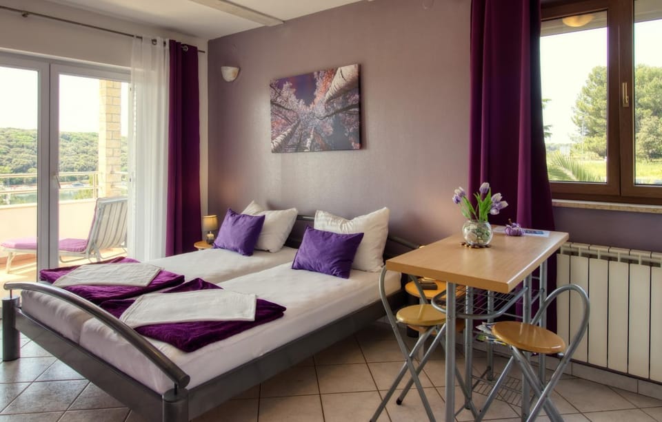 Bed, Balcony/Terrace, Living room, Seating area, Dining area, Bedroom