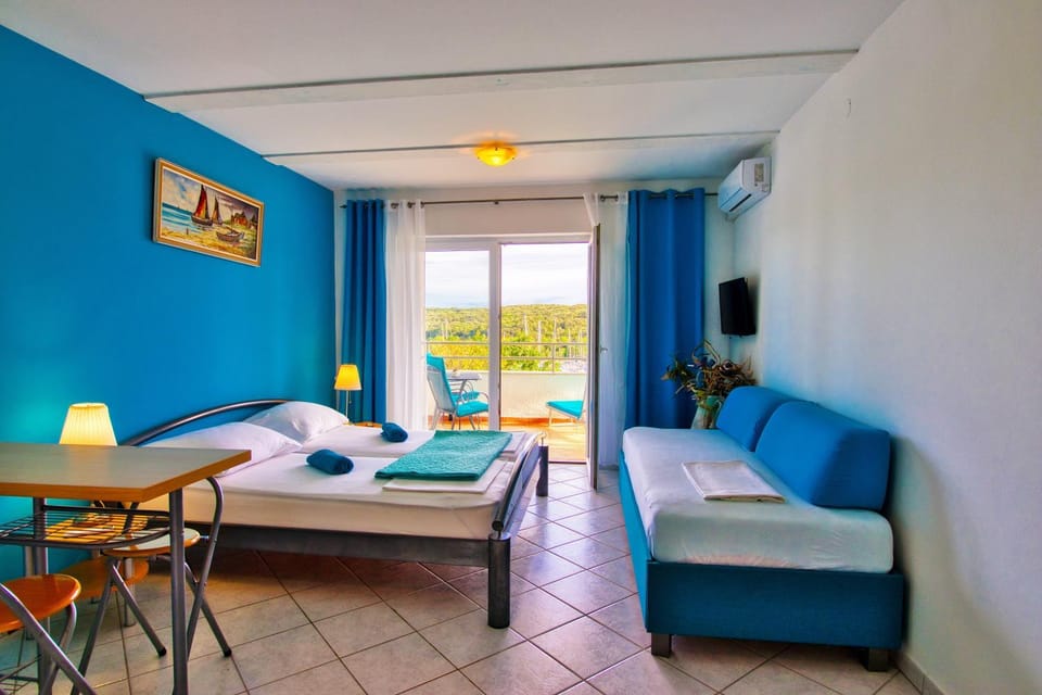 Bed, Photo of the whole room, Seating area, Bedroom, towels