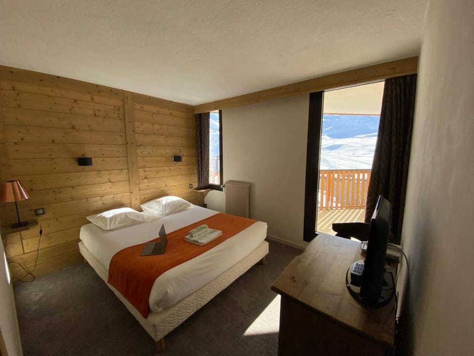 Bedroom, Mountain view