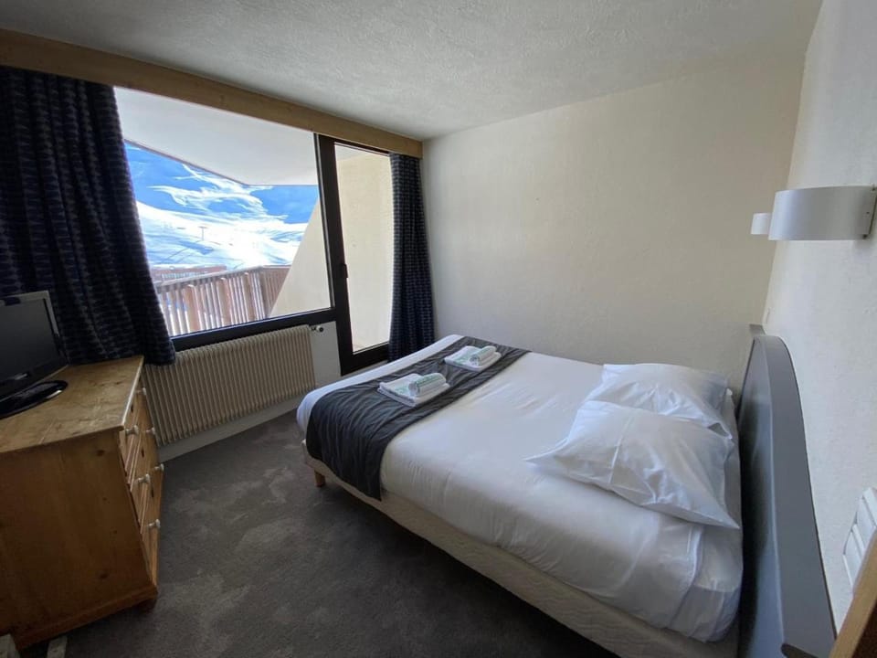 Photo of the whole room, Bedroom, Mountain view